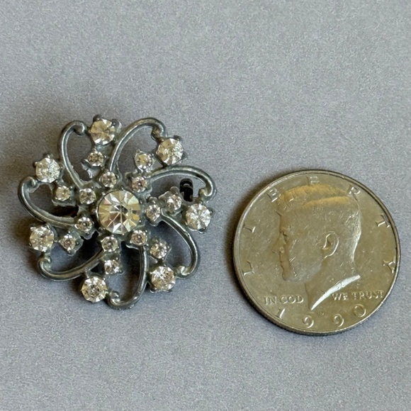 VINTAGE Small Clear Faceted Rhinestone Floral Brooch Silver - Picture 3 of 6
